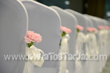 Dekoracja sali ślubnej. Dekoracja krzeseł dla gości.