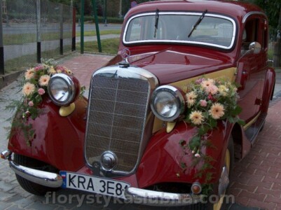 Oryginalna dekoracja na zabytkowym samochodzie